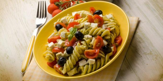 Insalata con pasta, pomodoro, olive, mozzarella e senape