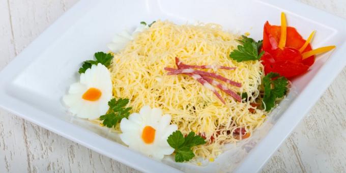 Insalata di salsiccia affumicata con pomodori, uova e formaggio: una ricetta semplice