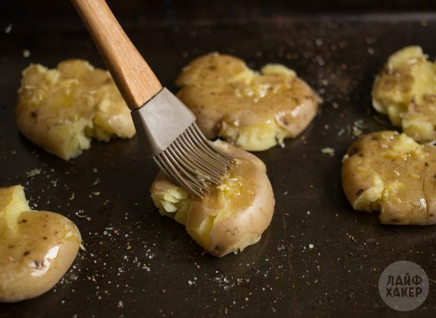 Come cucinare le patate al forno al forno: spennellare il tutto con olio all'aglio