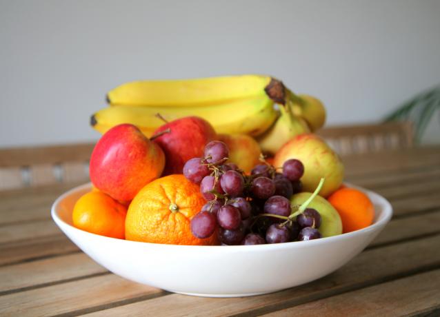 Una ciotola di frutta in cucina - un ottimo modo per gettare un qualche chilo