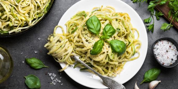 Pasta con zucchine e formaggio