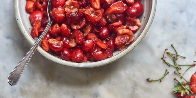 macedonia di frutta rossa con fragole e ciliegie