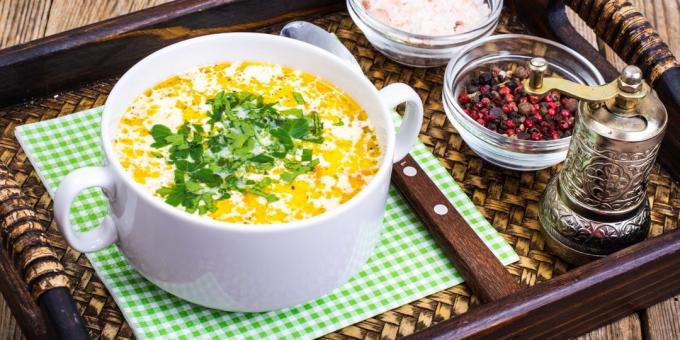 zuppa di formaggio con il cavolfiore, pollo e piselli