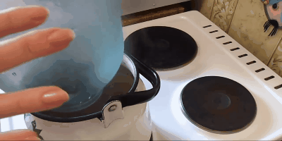 Come per sterilizzare vasi per una coppia: Mettere il vaso in un buco pentola
