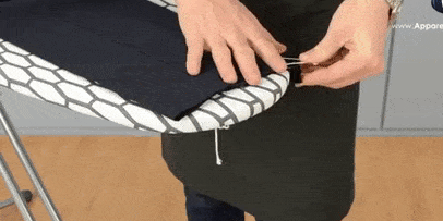 Come stirare i pantaloni con le frecce: collegare la gamba
