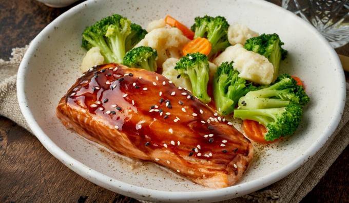 Ora cucinerai il pesce solo in questo modo. Salmone cotto in salsa teriyaki fatta in casa