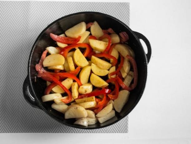 Pollo con verdure: aggiungere peperoni e patate