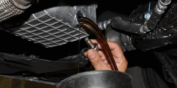 Sostituzione dell'olio nel motore: Siate prudenti: olio caldo verserà forte flusso