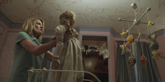 Una scena di un film horror sulle bambole "La maledizione di Annabelle"