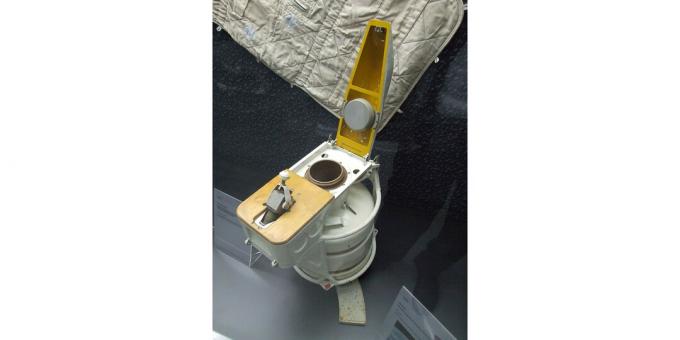 Uno dei bagni della stazione orbitale Mir