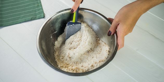 Torta di pere e noci: mescolare gli ingredienti asciutti fino a che liscio