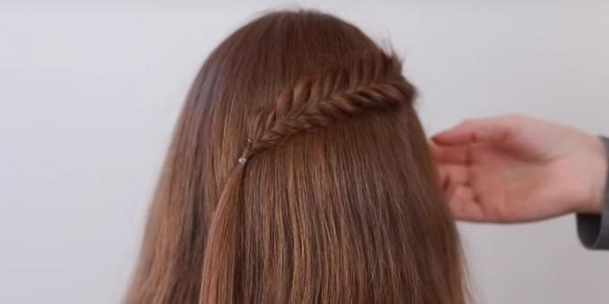 Acconciature per capelli lunghi: Fissare la treccia