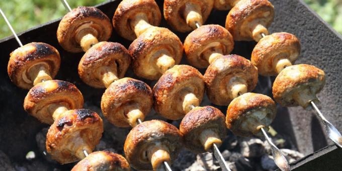 Cosa cucinare all'aperto, tranne che per la carne: kebab con funghi in panna acida e marinata di aglio