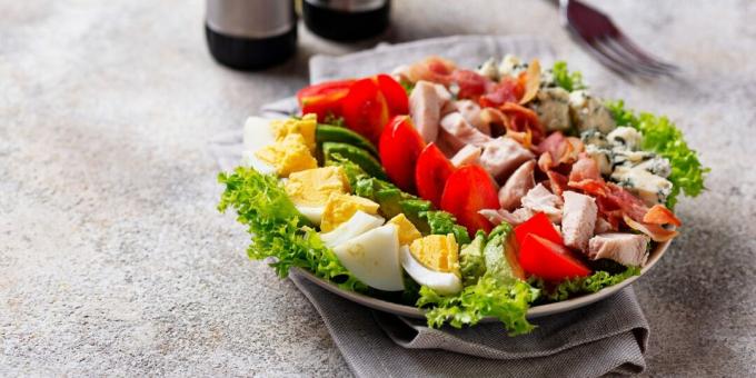 Insalata Cobb con prosciutto, uova, avocado, pomodorini e gorgonzola