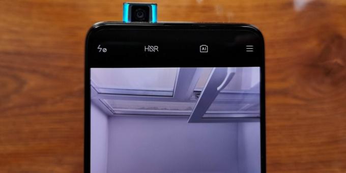 La fotocamera frontale dello Xiaomi Poco F2 Pro è nascosta nella scocca e, se necessario, si apre