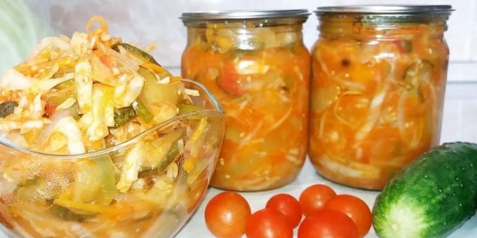 Insalate di cavolo per l'inverno: insalata di cavolo con cetrioli, melanzane, peperoni e pomodori