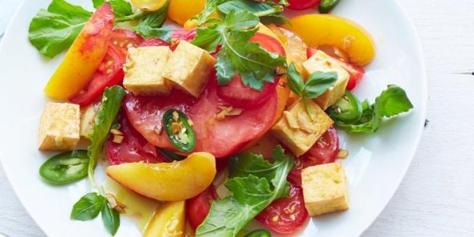 Insalata con i pomodori. Insalata piccante con pomodoro, rucola, pesca e tofu