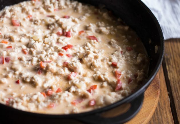 Come fare una enchilada: condire la carne macinata con la salsa