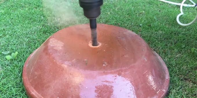 Come realizzare una fontana fai da te: praticare un foro in piastre medie e piccole