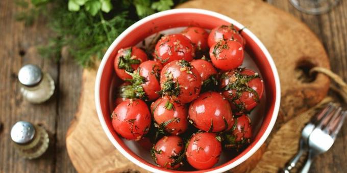 Pomodori salati con aglio ed erbe aromatiche per 2 ore