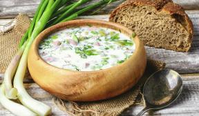 Okroshka semplice con salsiccia su acqua minerale