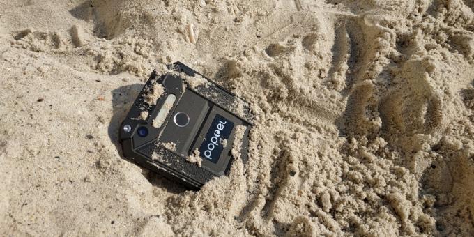 Protetta smartphone Poptel P9000 Max: Nella sabbia