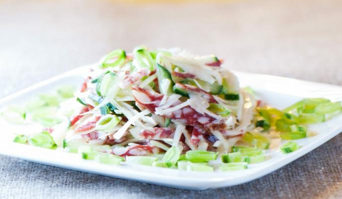 Insalata con cavolo e salsiccia affumicata