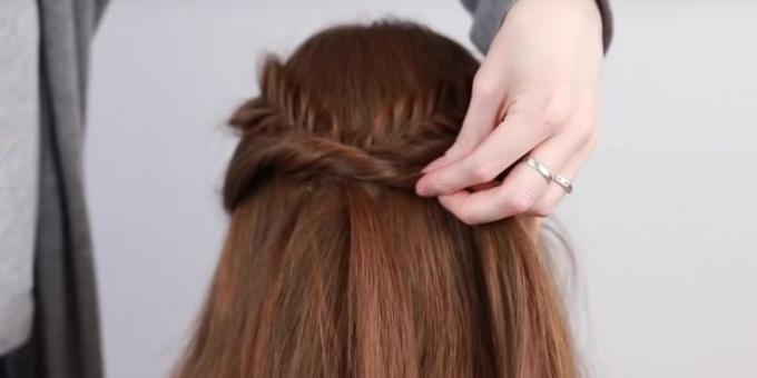 Acconciature per capelli lunghi: allegare un'altra ciocca di capelli, e