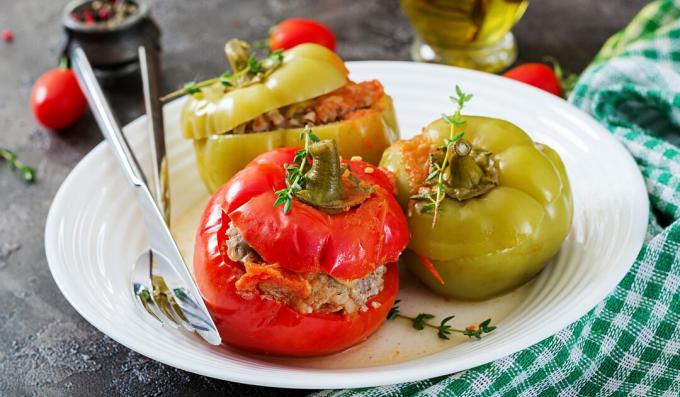 Peperoni ripieni di grano saraceno e carne