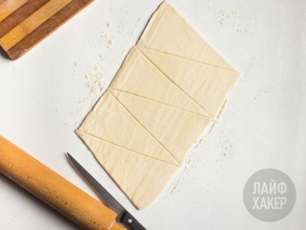 anello di sfoglia con prosciutto e formaggio: stendere e tagliare la pasta sfoglia