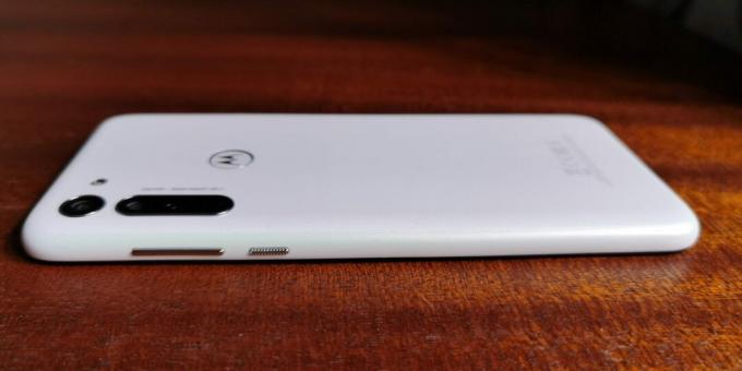 Motorola Moto G8: design ed ergonomia