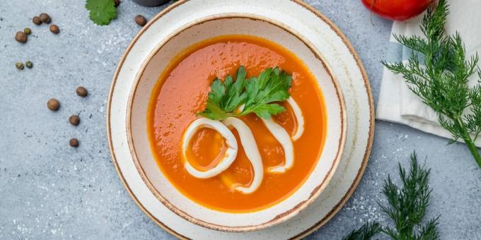 Zuppa di pomodoro con calamari