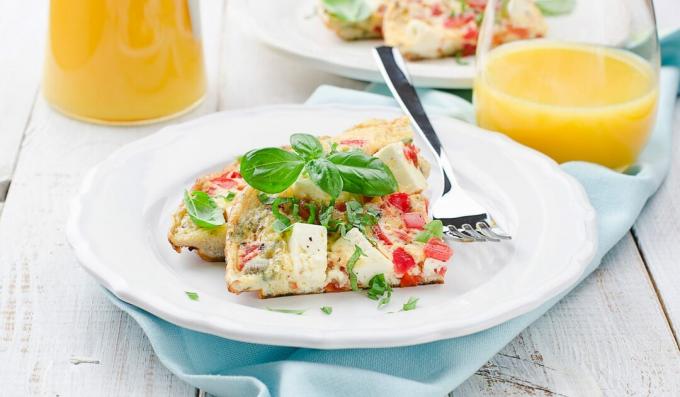 Frittata con pomodori, basilico e feta