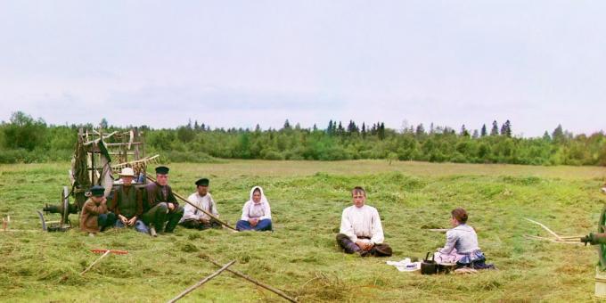 Storia dell'Impero russo: contadini alla falciatura, 1909. Foto di Sergei Prokudin-Gorsky.