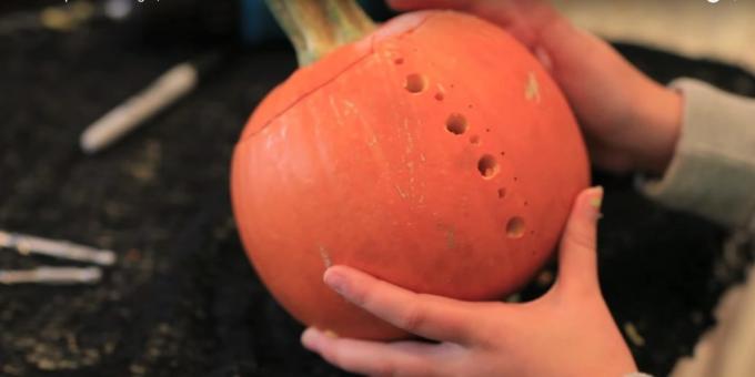 Artigianato da zucca: fare un foro con un trapano spessa