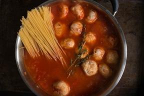 Spaghetti con polpette e salsa di pomodoro