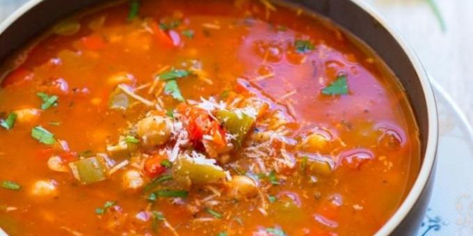 minestre: zuppa con peperoni, pomodori, ceci e riso