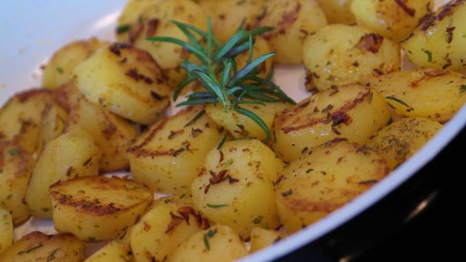 Come friggere le patate con cipolle, cumino e rosmarino