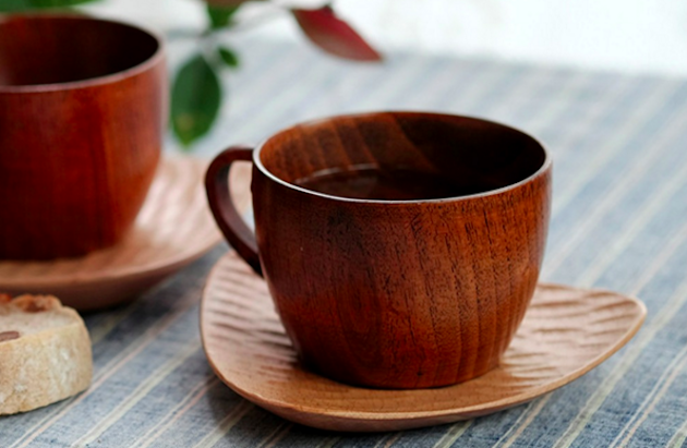 tazza di legno e piattino