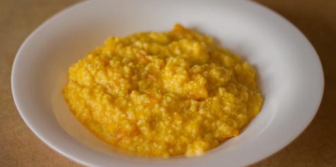 porridge di miglio con la zucca su un piatto