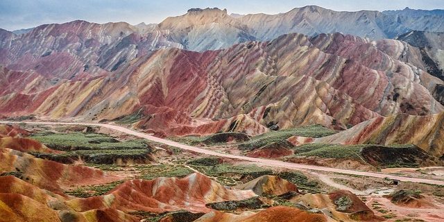 territorio asiatico attira turisti consapevolmente: colline colorate Zhangye Danxia Parco Geologico Nazionale, Cina
