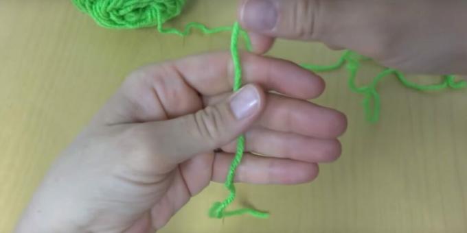 Come fare un pompon: metti una corda sul palmo della mano