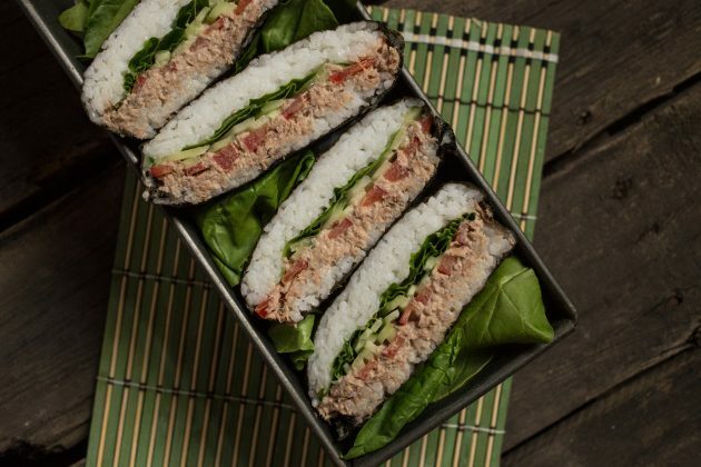 Il classico sandwich al sushi con onigirazu può essere servito con o senza salsa di soia