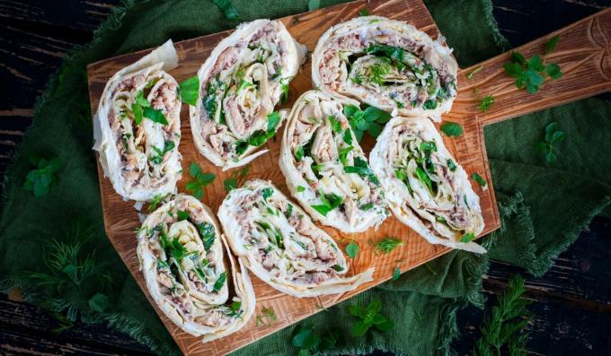 Semplici involtini di pita con pesce in scatola