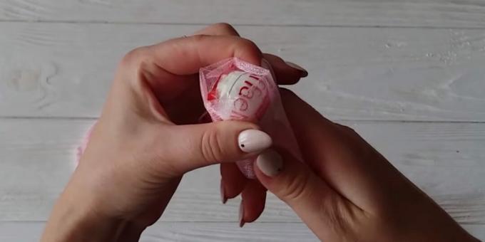 Come fare un bouquet di caramelle: incolla le caramelle con l'organza