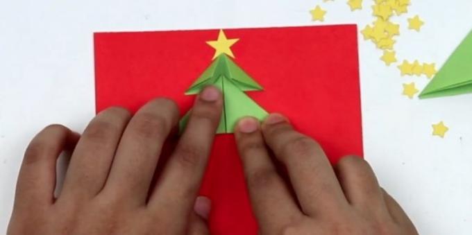 Cartoline di Natale con le loro mani: Colla il secondo pezzo