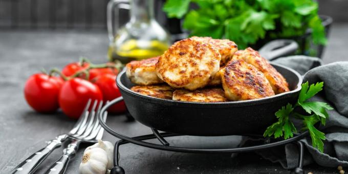 Cotolette di pollo tritate con pane al forno: una ricetta semplice