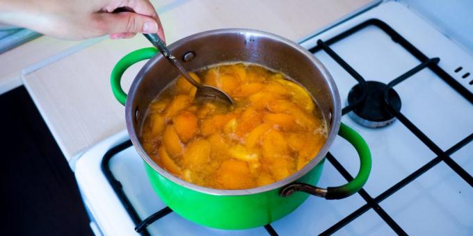 Jam dalle albicocche e arance: cuocere per 20 minuti a fuoco lento