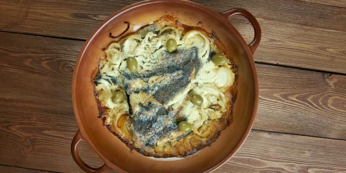 Come cucinare il pesce al forno: passera con cipolle e panna acida