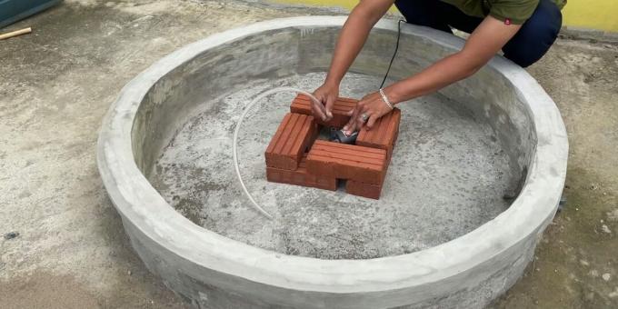 Come realizzare una fontana fai-da-te: stendi un supporto di mattoni